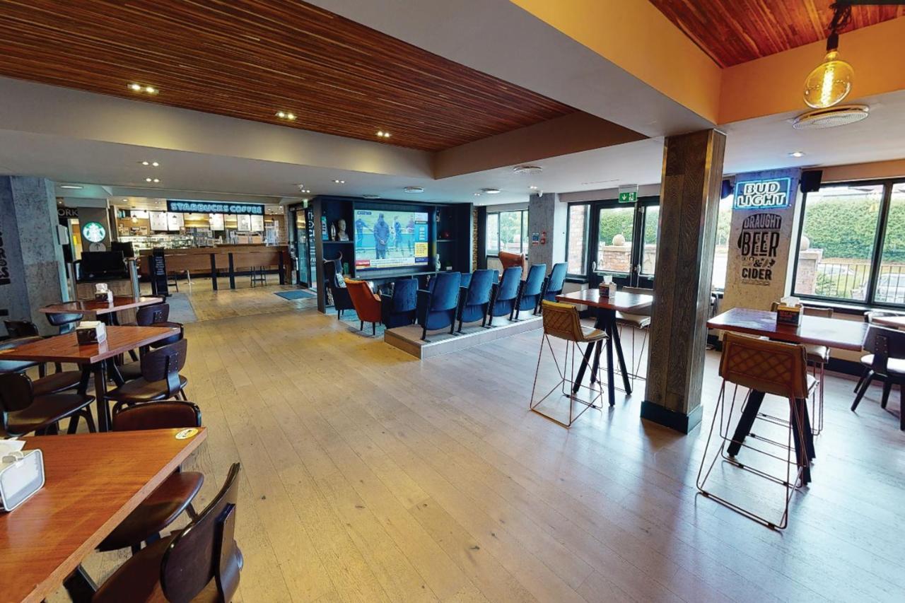 Village Hotel Warrington Exteriér fotografie